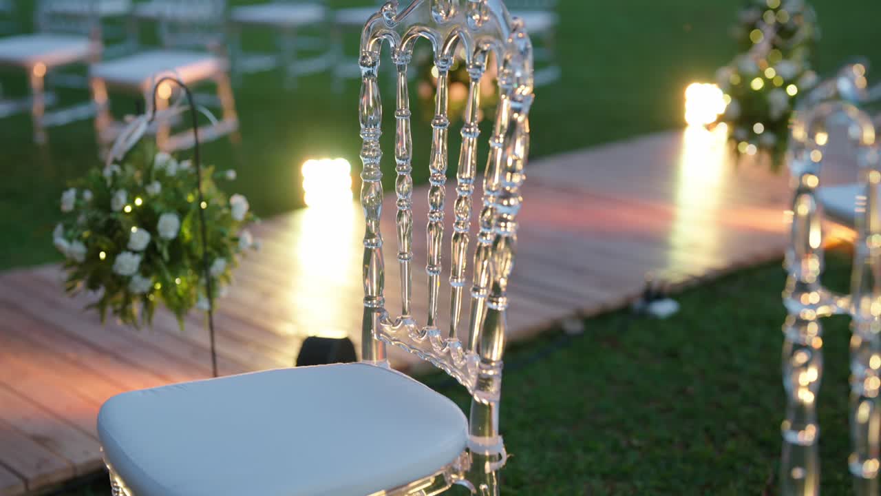 Location per cerimonia di matrimonio all'aperto allestita prima degli invitati, con navata floreale e vialetto illuminato.