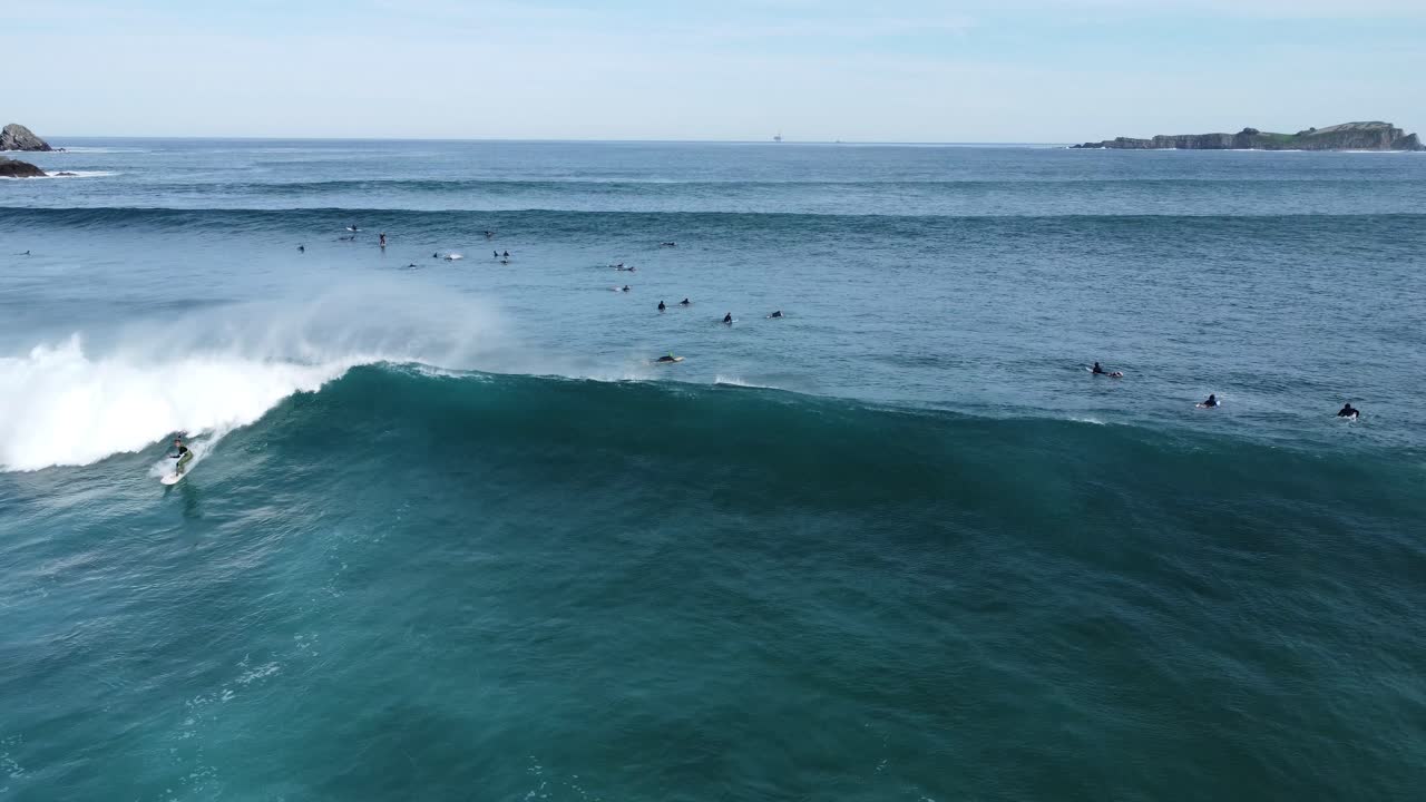 drone segue il surfista sulla famosa grande onda di mundaka nei paesi baschi nel nord della spagna