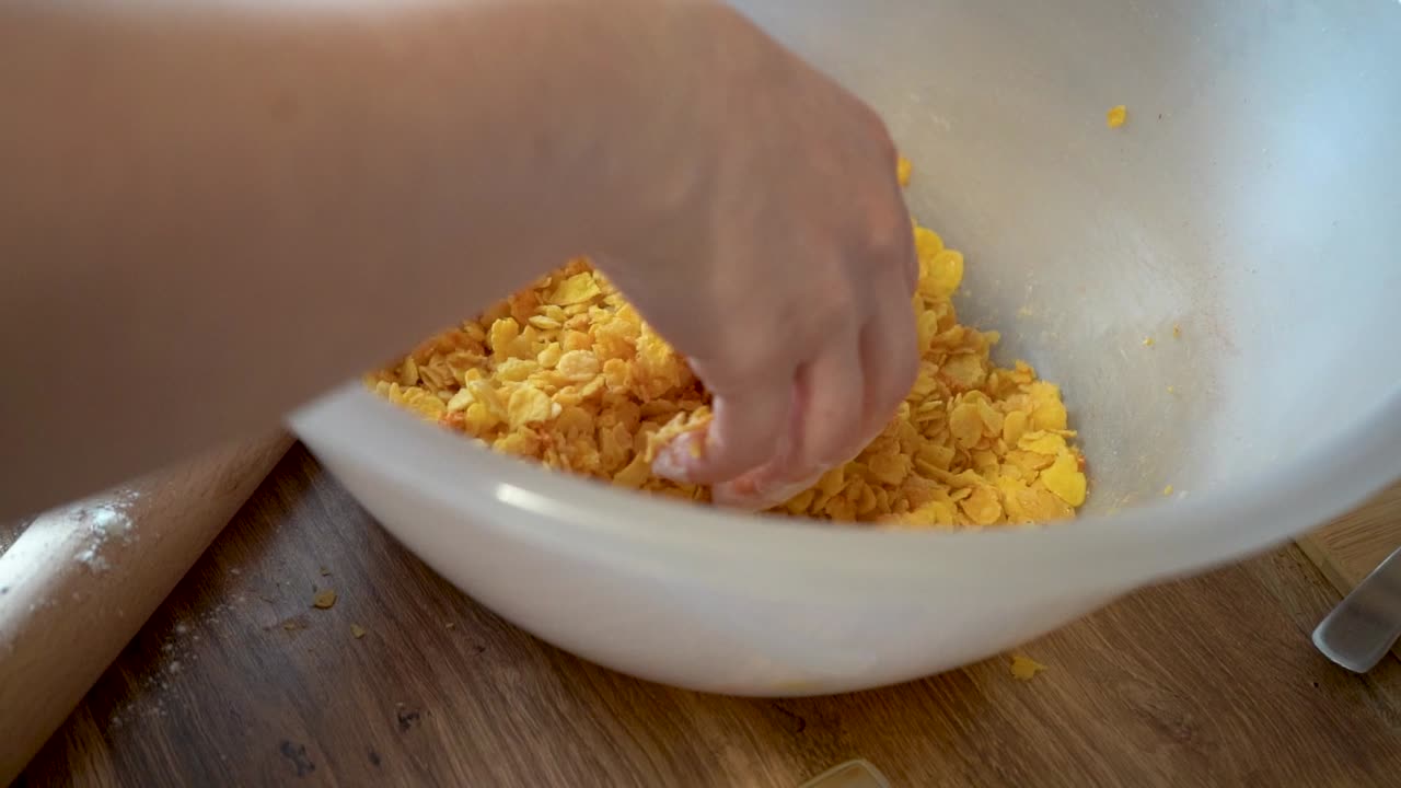 여자 고기 빵가루 닭 가슴살을 콘플레이크로