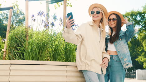 dos amigos tomando una selfie en un parque