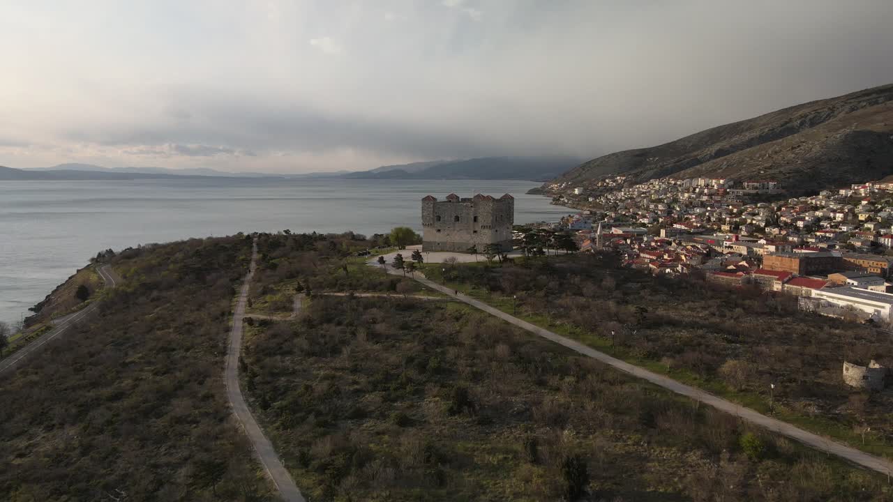 toma general con vista a la fortaleza de nehaj y la ciudad al fondo en un día nublado dolly en lento