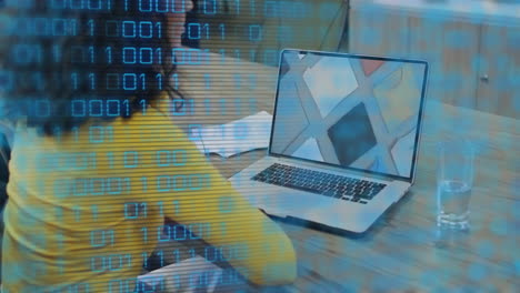 animación de código binario sobre una persona que usa una computadora portátil en el escritorio