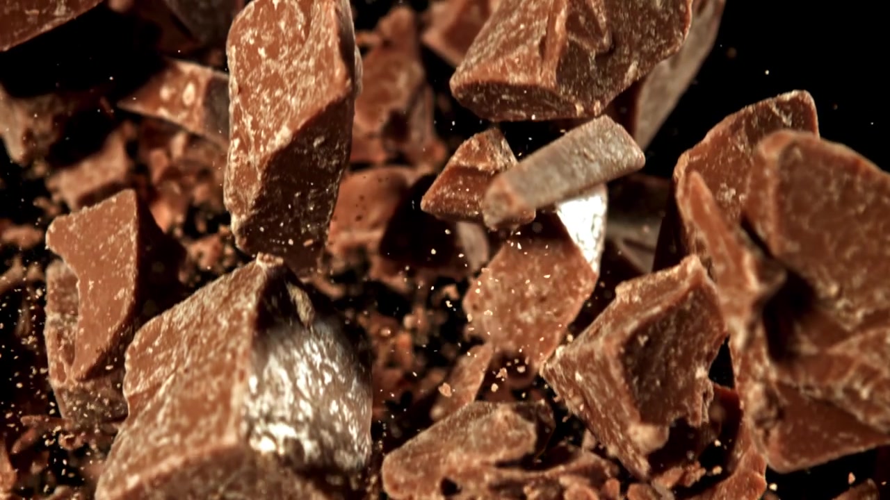 Pezzi di cioccolato che esplodono e si disperdono al rallentatore