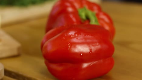 pimientos rojos en una tabla de corte de madera