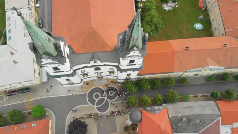 Gente-Boda-Frente-A-La-Iglesia-De-San-Andrés---Kostel-Svateho-Ondreje,-Komarov,-Eslovaquia---Drone-Aéreo