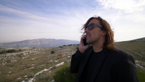 Un-Hombre-Usando-Su-Teléfono-En-La-Montaña