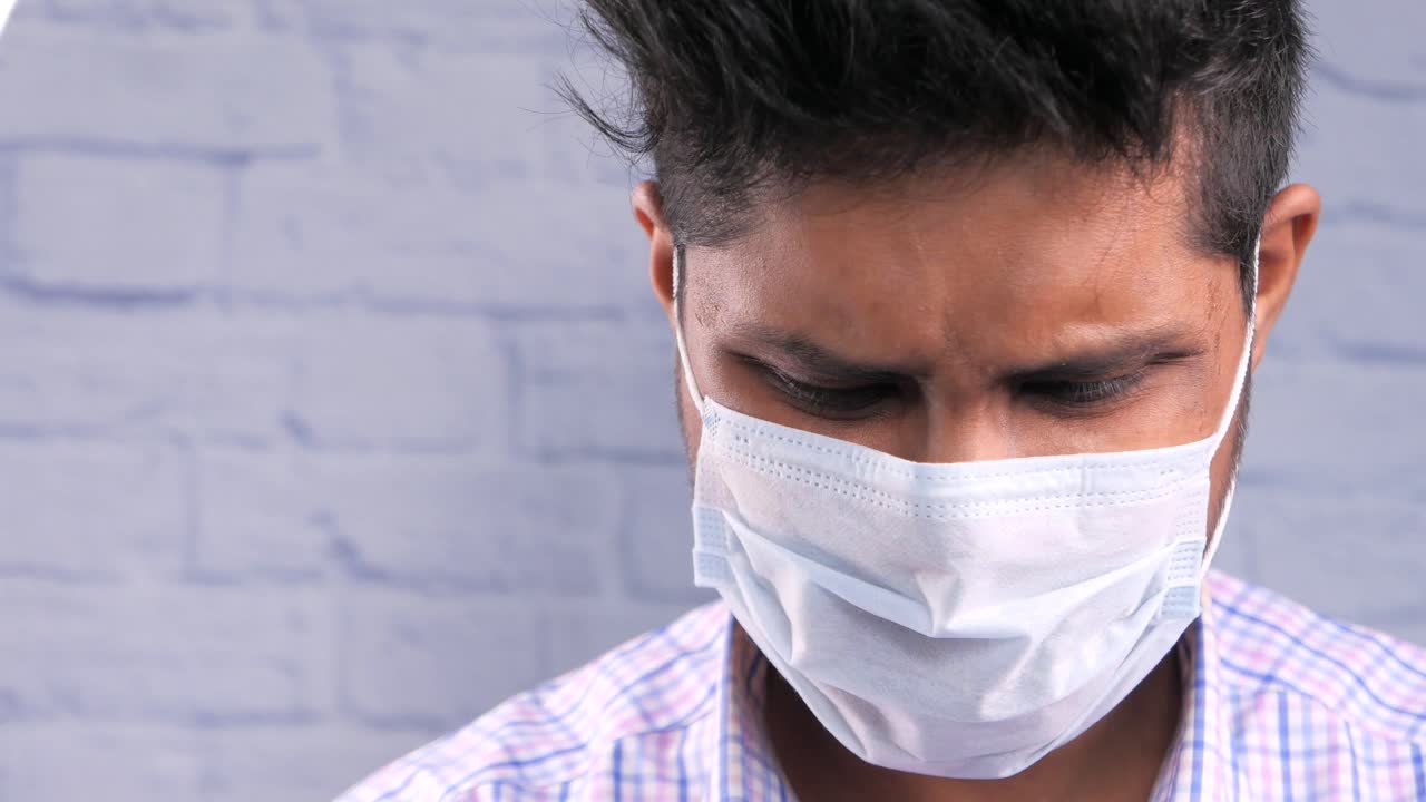 마스크를 착용한 남자