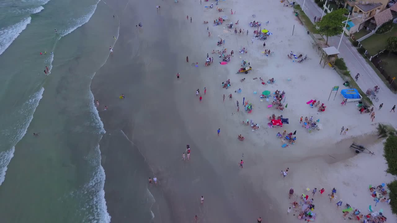 tomada aérea de la playa de bombas y bombinhas al anochecer en brasil