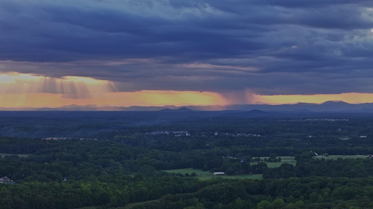 사우스 캐롤라이나 주 그린빌 카운티를 비행하는 드론은 나무, 산, 폭풍우 구름의 풍경을 보여줍니다.