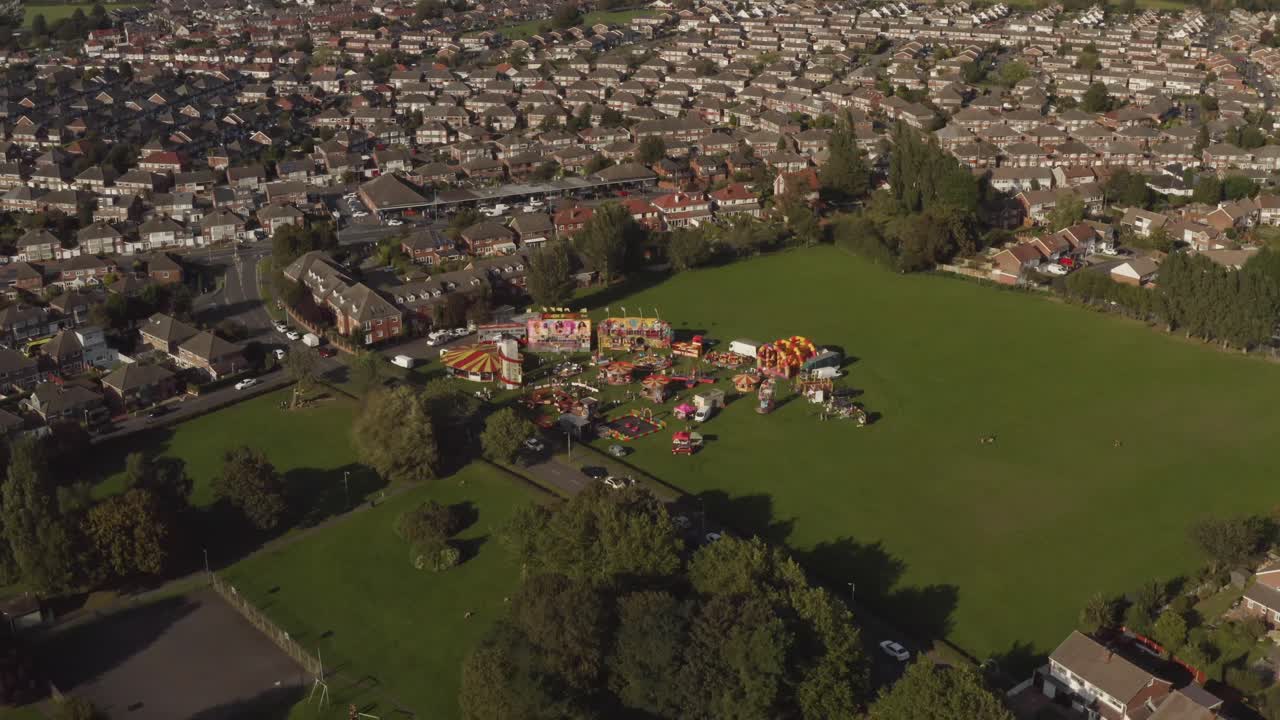 una vista aérea de un recinto ferial y un circo en un campo en el norte de inglaterra