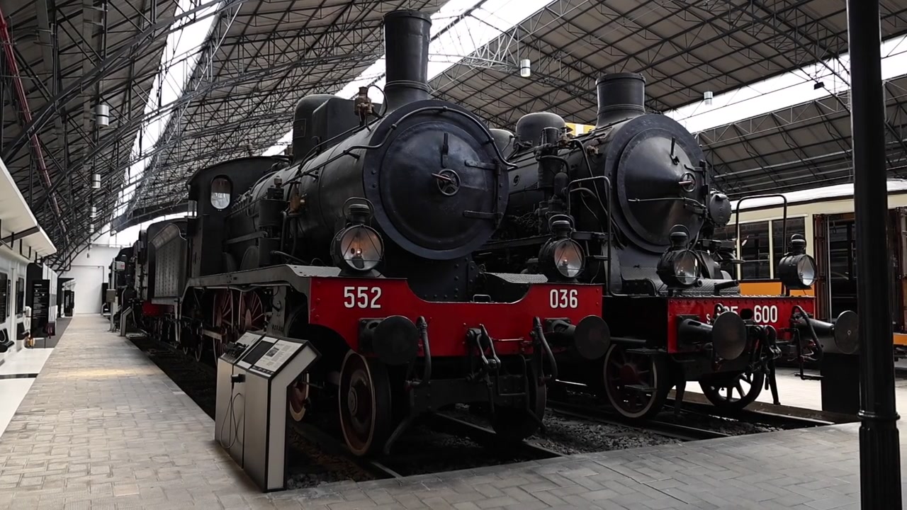 Locomotivas a Vapor Vintage Expostas Dentro de um Museu Ferroviário Histórico