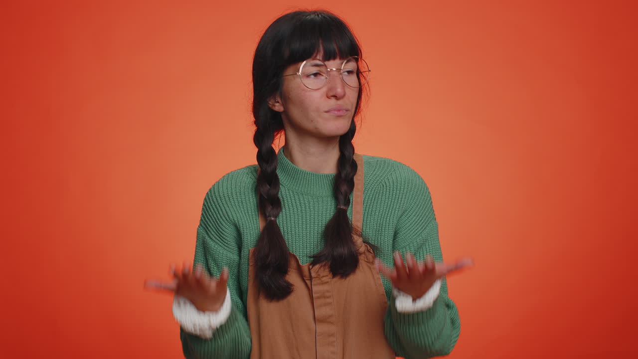 화가 난 관광객 세련된 여성 얼굴 손바닥 제스처, 지루한 느낌, 결과에 실망 나쁜 뉴스