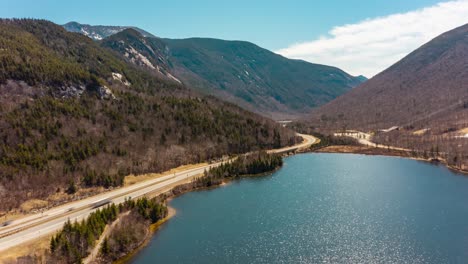 Franconia-Notch-Interstate-93,-Einzigartige-Gebirgspassstraße-Mit-Alpensee,-Drohnen-Luftzeitraffer,-Hyperlapse-4k-30p