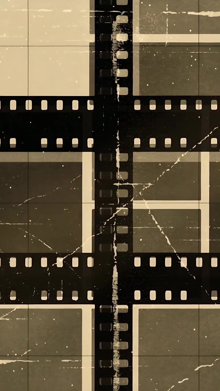 Video verticale: Mostra una pellicola che scorre su uno scanner con la lampada che si accende, rivelando i fori di trascinamento.