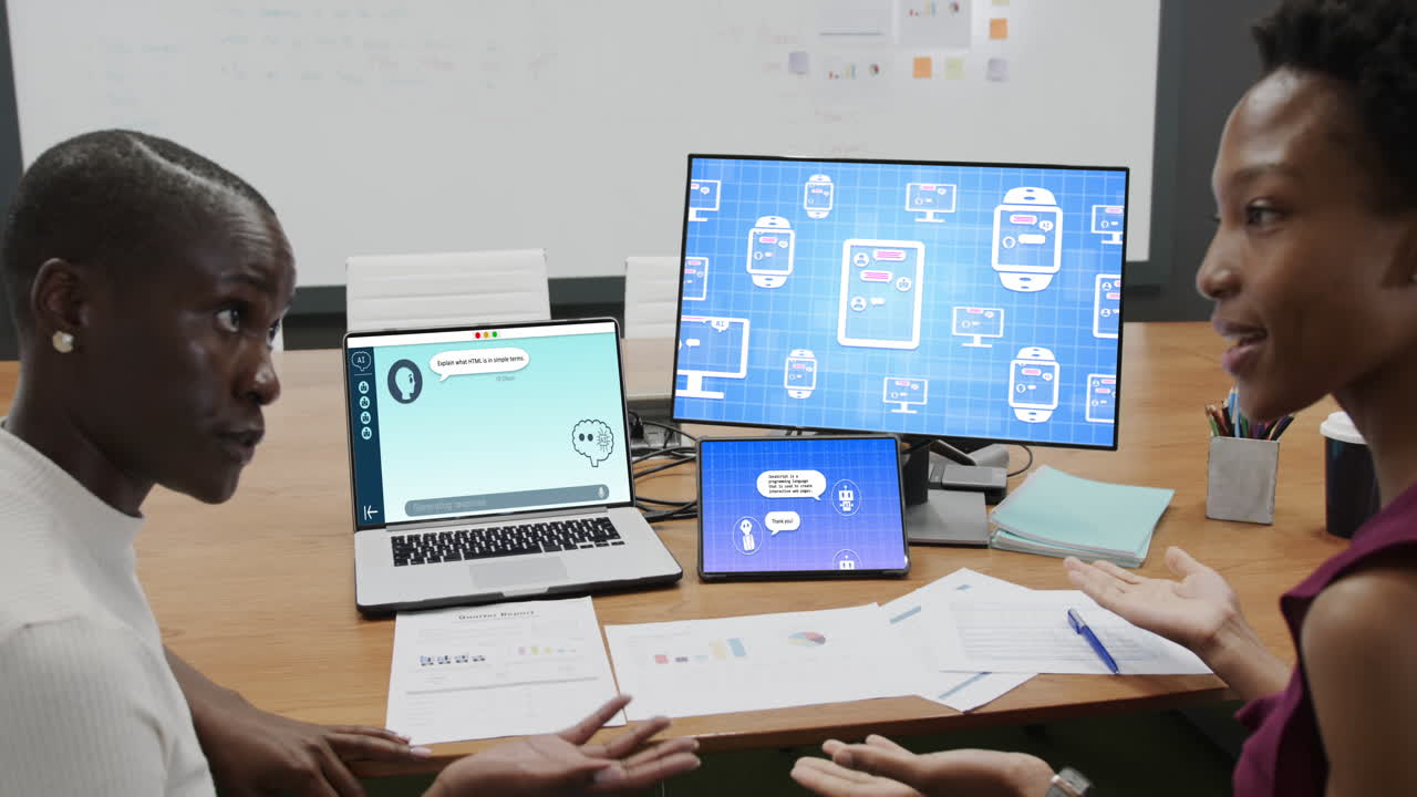 mujeres de negocios afroamericanas que usan computadoras con procesamiento de datos en la oficina