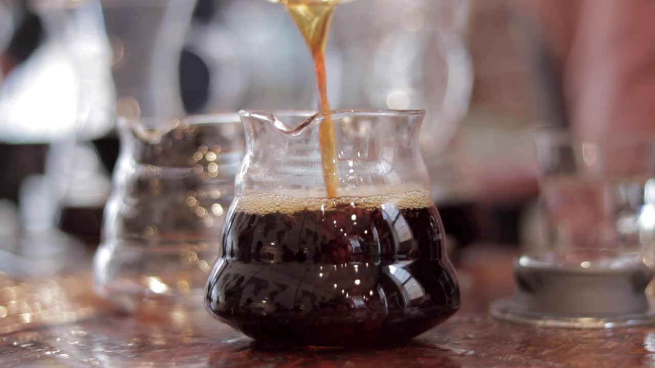 캐나다 bc주 밴쿠버 다운타운의 한 트렌디한 커피숍에서 제3의 물결 커피가 준비되고 있습니다.