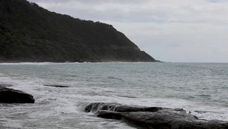 Wellen-Brechen-An-Der-Bewölkten-Strandbergkette