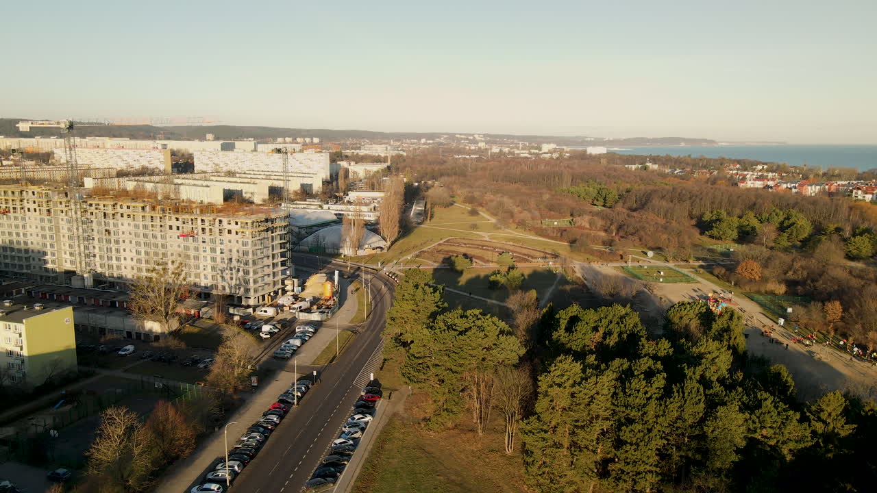 antena kontrastu między zielonym parkiem pełnym drzew a strukturą budynku