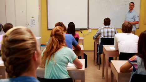 el profesor hablando a su clase.