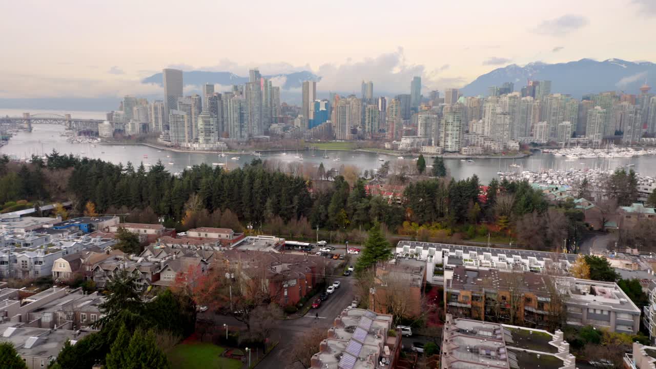 horizonte de yaletown en el centro de vancouver desde el barrio de fairview en vancouver, canadá