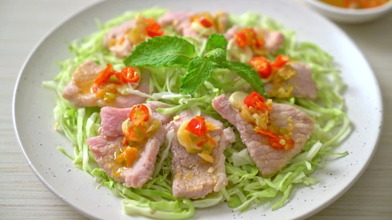 매운 돼지고기 샐러드 또는 라임 마늘과 칠리 소스를 곁들인 삶은 돼지고기