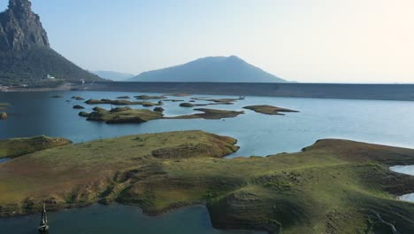 una vista aérea impresionante de la presa de karamchat, rodeada por la exuberante vegetación del paisaje natural de bihar.