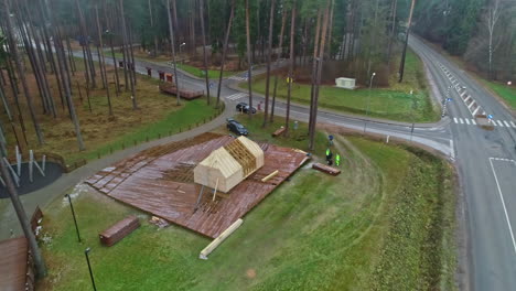 Construir-Una-Casa-De-Madera-En-Un-Bosque