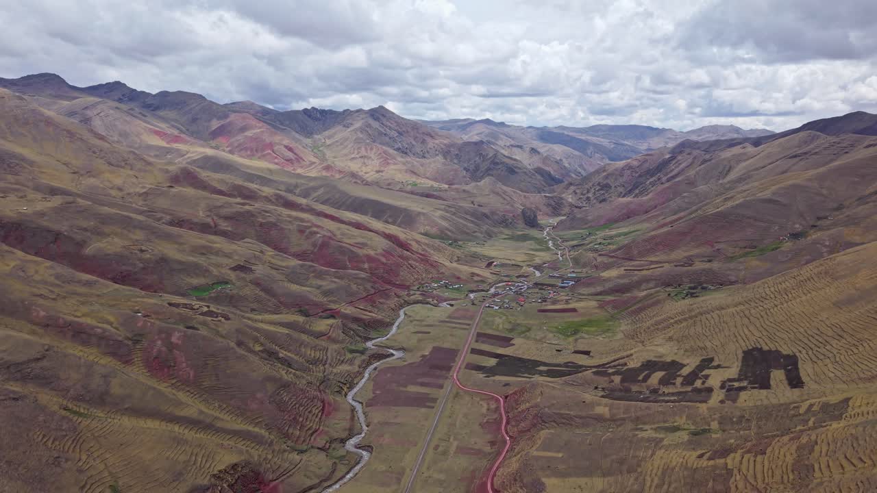 Splendida vista aerea della Montagna Arcobaleno e della Valle Rossa vicino a Cusco, Perù