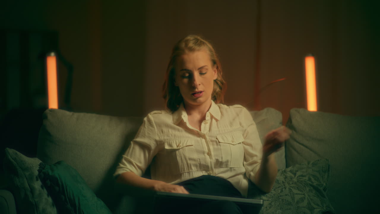 밤에는 노트북으로 고객의 이메일에 응답하는 과도한 여성