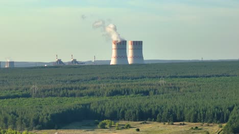 planta de energía nuclear en medio de un bosque