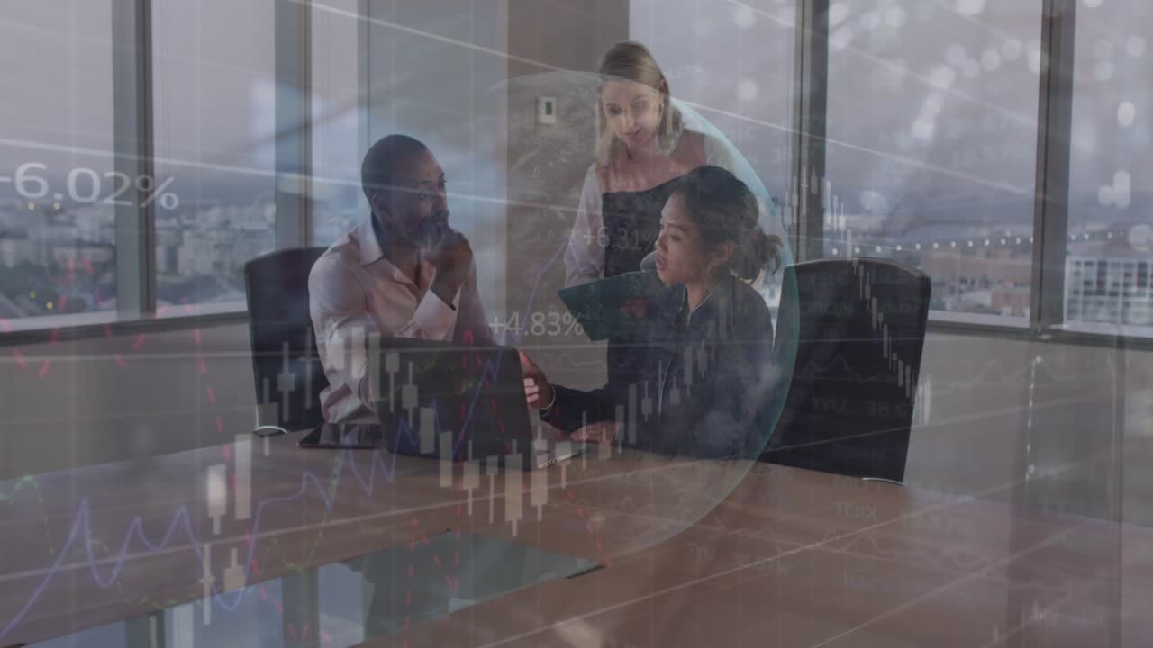 Mulheres de negócios diversas colaboram em um projeto, simbolizando a economia global e a tecnologia