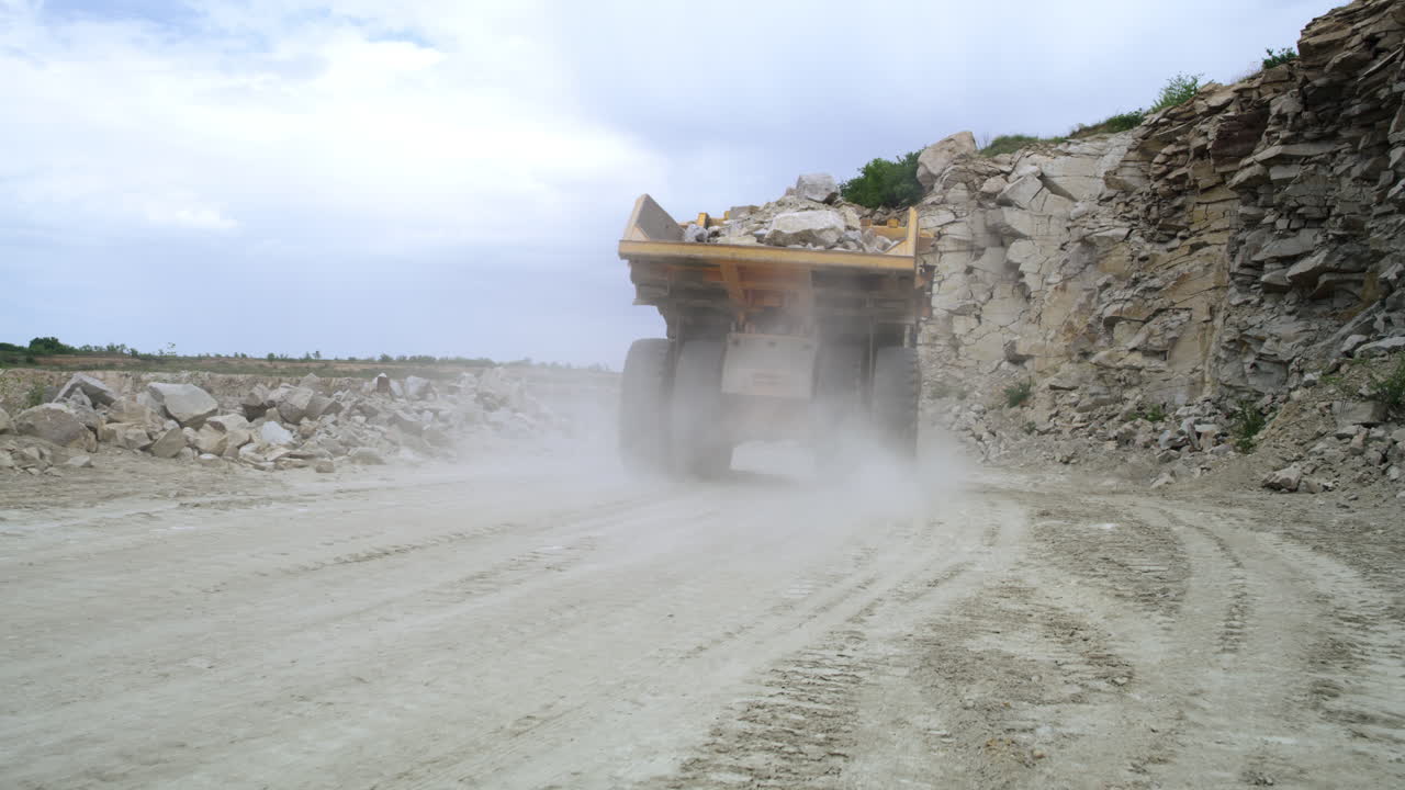 самосвалка в карьере