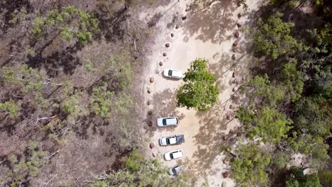 antena sobre la entrada del aparcamiento a emerald creek falls en cairns