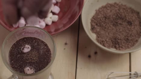 Marshmallows-Auf-Heißes-Schokoladengetränk-Streuen