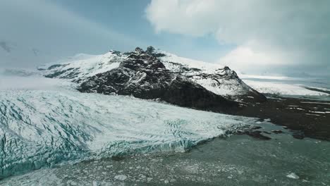 antena escénica de montañas y glaciares en un hermoso paisaje de islandia