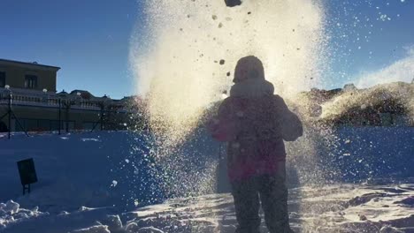 Mädchen-Wirft-Schnee-In-Die-Luft.-Unbeschwertes-Kind-Genießt-Den-Winterurlaub