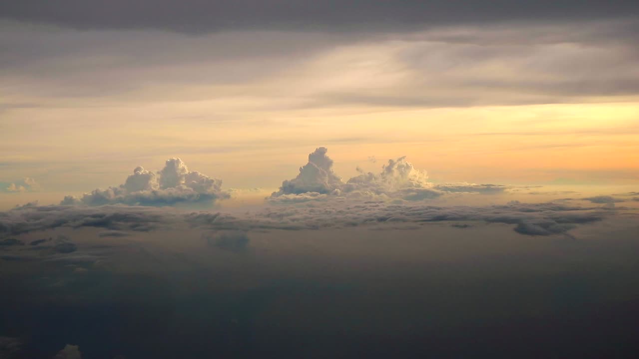 vista aérea de la madrugada del cielo dorado oscuro
