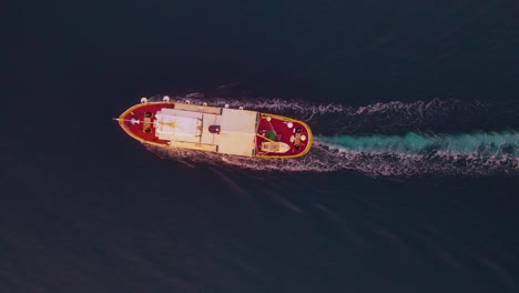 Eine-Drohne-Hat-Atemberaubende-Aufnahmen-Eines-Schiffes-Auf-Seiner-Reise-über-Den-Ozean-Gemacht