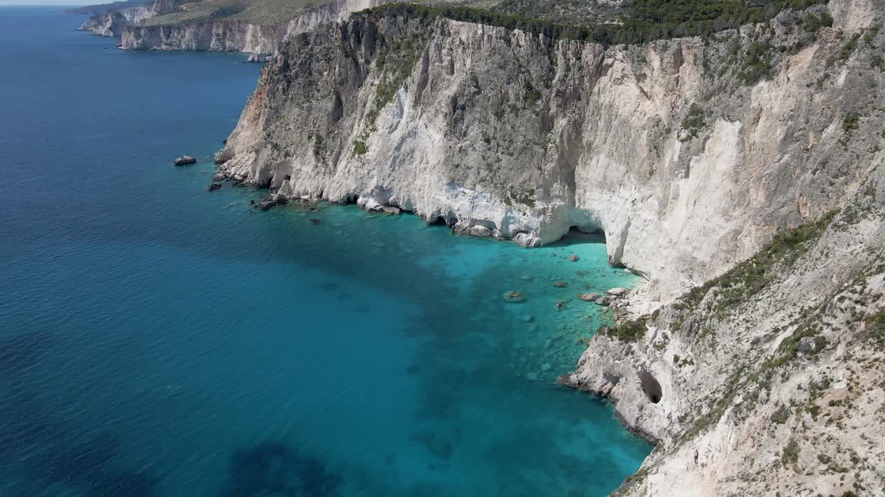 자킨토스 절벽 꼭대기 14 멀리 있는 2개의 작은 동굴