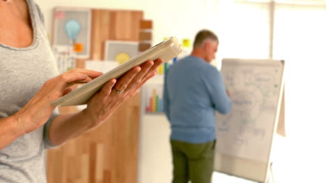 mujer de negocios casual trabajando en una tableta