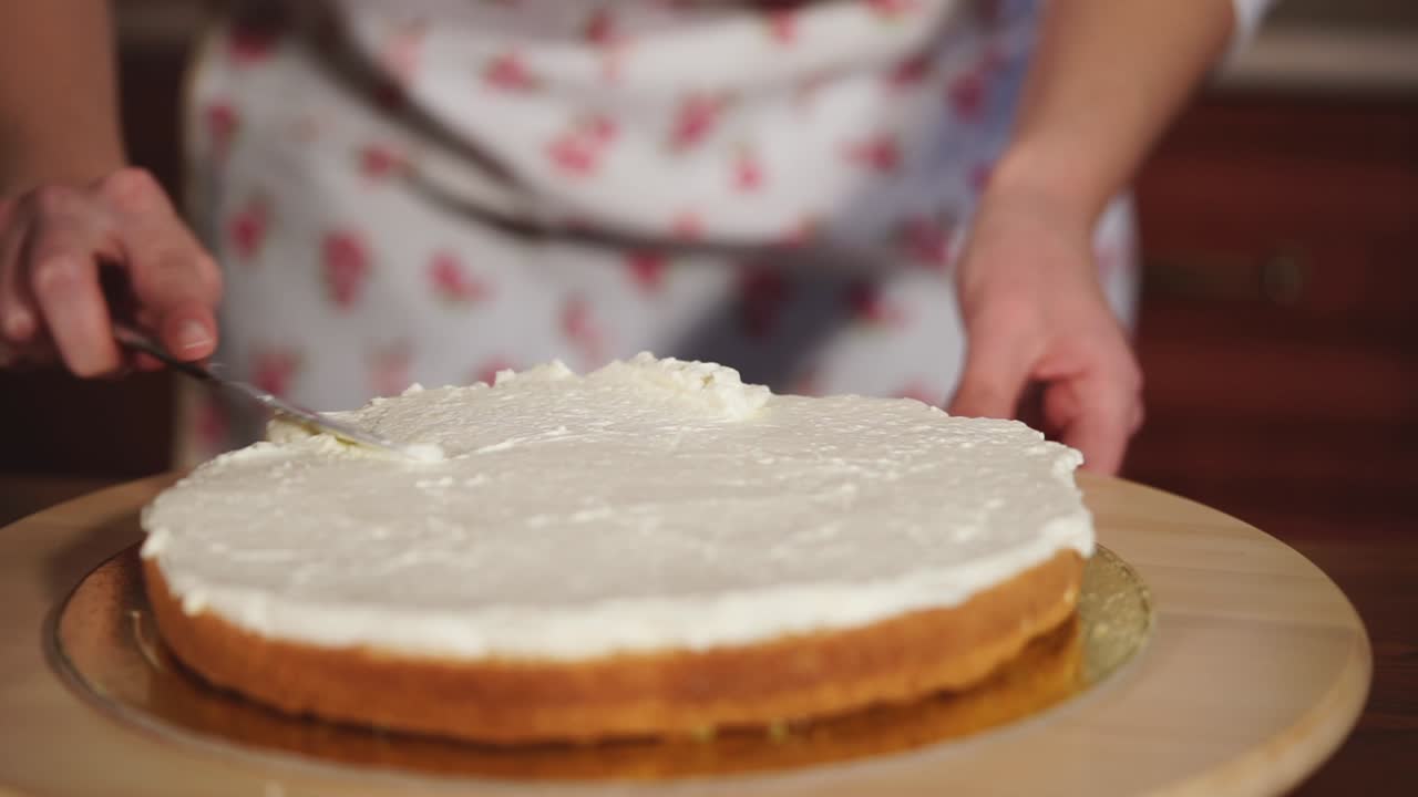 mujer decorando un pastel