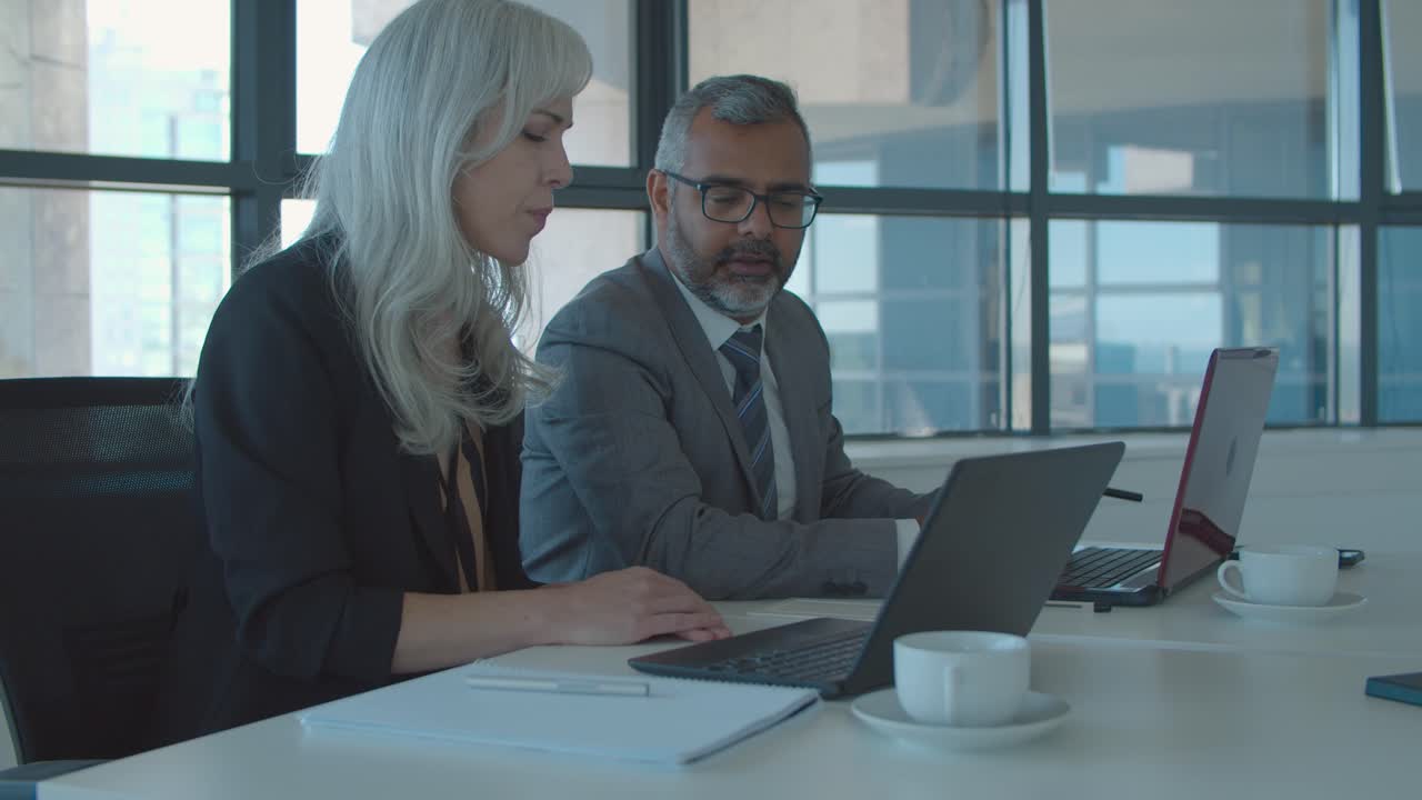 dirigente femminile che presenta il progetto al cliente