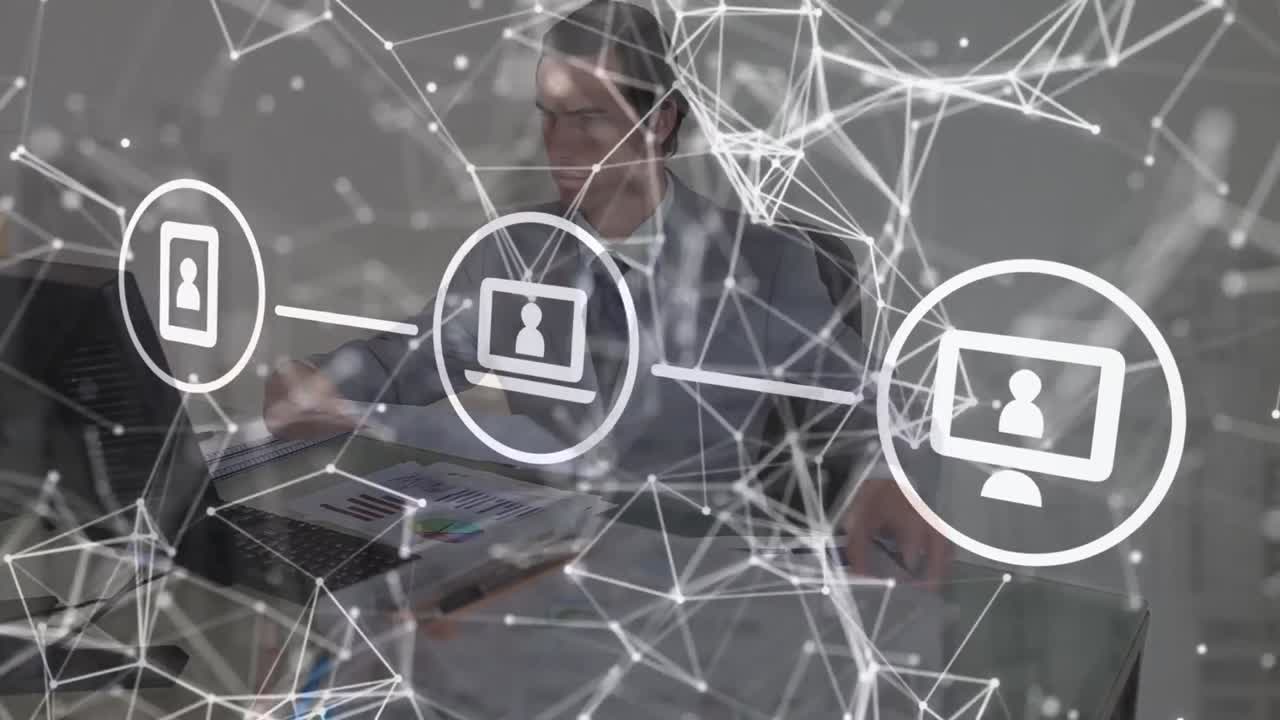 animación del procesamiento de datos sobre el hombre de negocios caucásico usando computadora