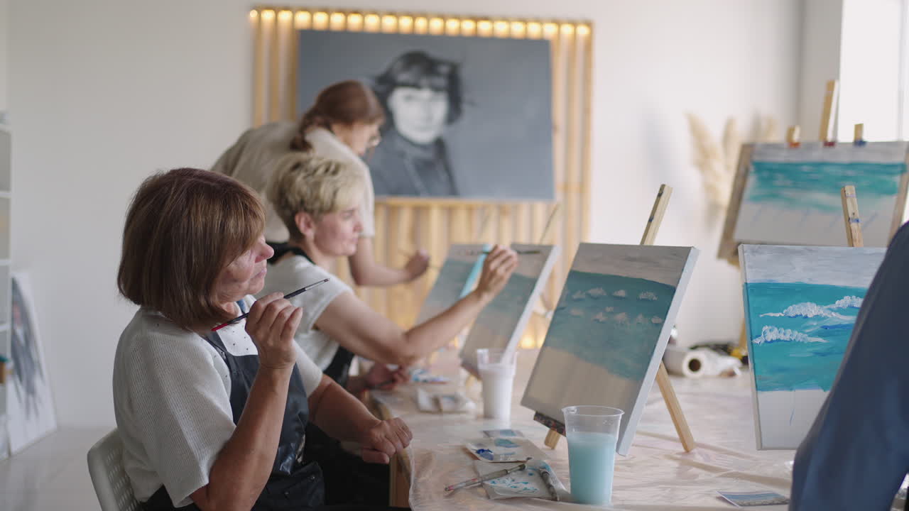 나이든 친구들이 함께 그림 수업에 참석하는 것과 같습니다. 작은 그룹이 함께 다양한 재미있는 수업을 듣고 있습니다. 노인 그룹이 함께 그림에 대한 마스터 클래스에 참석하고 시간을 보내고 있습니다.