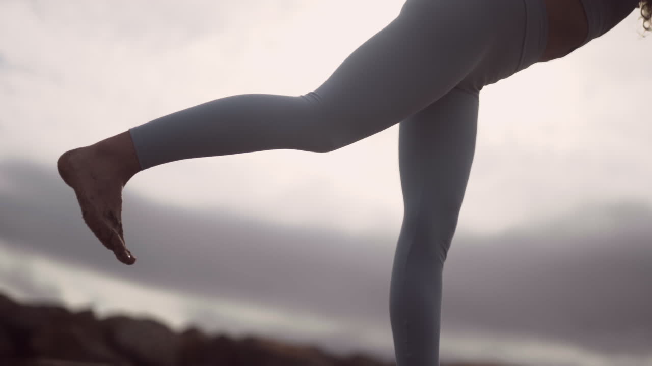 rutina de yogui de equilibrio de elevación de piernas lentamente en barcelona