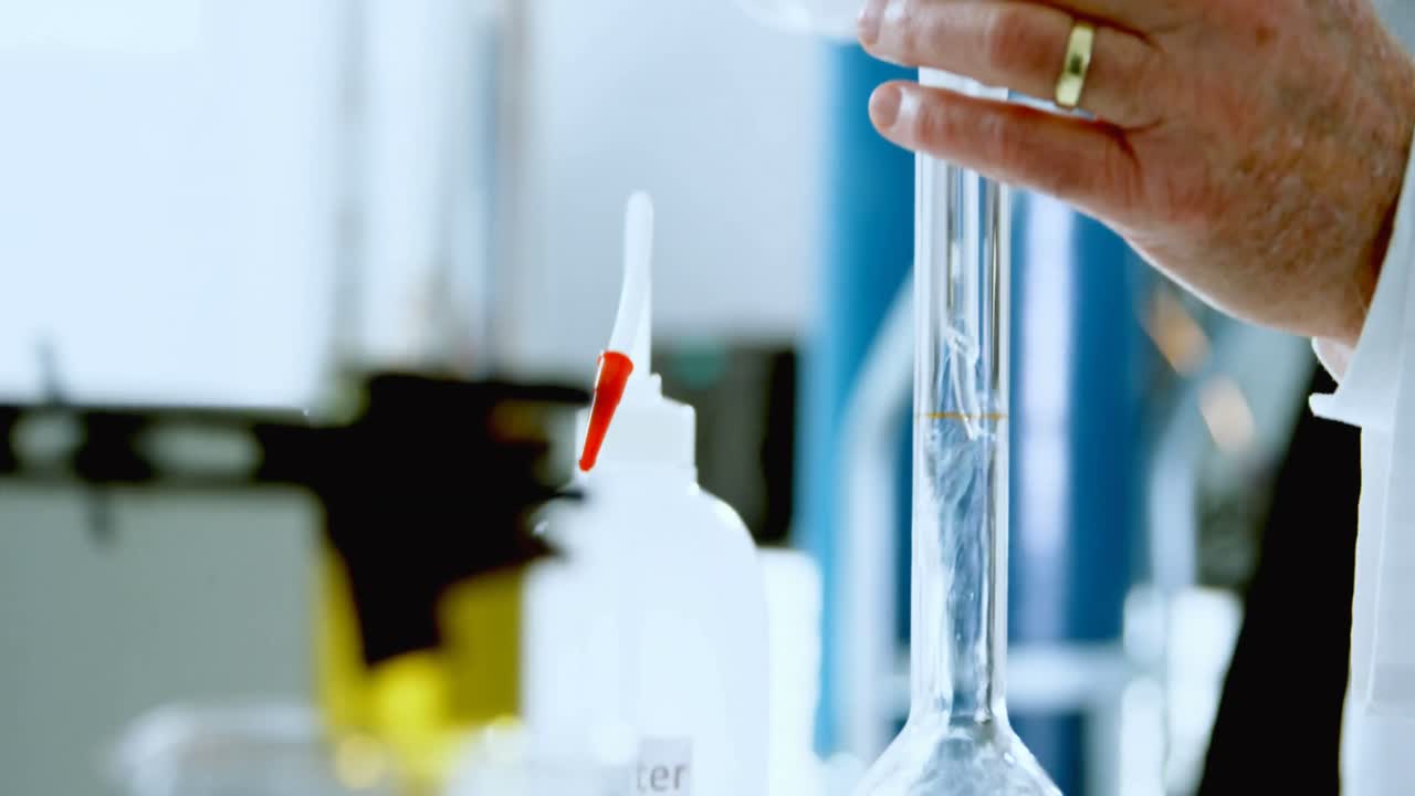 animación del icono del coche sobre el científico caucásico en el laboratorio.