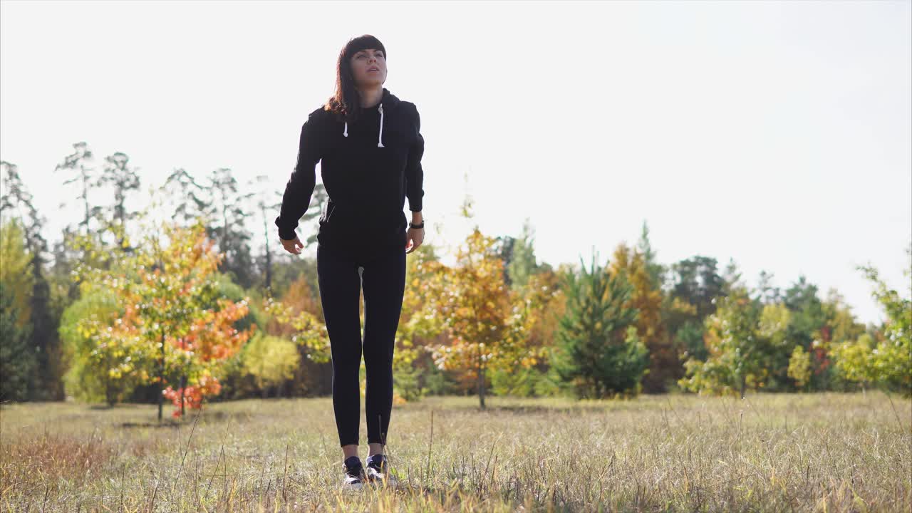 가을 공원에서 스트레칭하는 여자