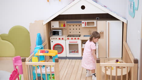 Adorable-Niña-De-3-Años-Jugando-En-Una-Cocina-De-Madera-De-Juguete-En-Casa