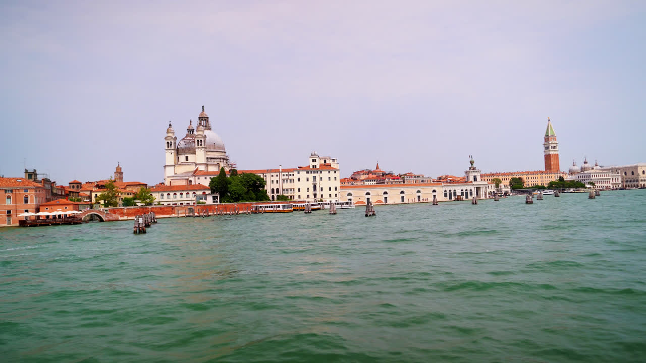 Vista della laguna con una barca che naviga a Venezia, Italia - ampia.