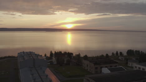 Die-Drohne-Fliegt-Vom-Küstengebiet-Zum-See,-Sonnenaufgang,-Westrussland,-Sommermorgen